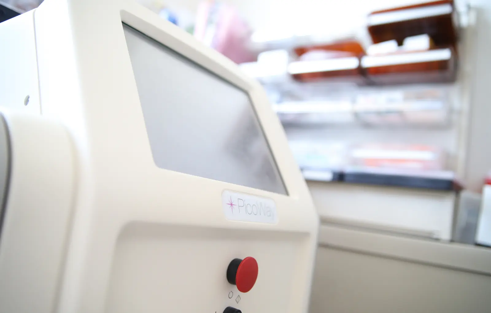 皮膚科で使用する医療用レーザー機器の操作パネル