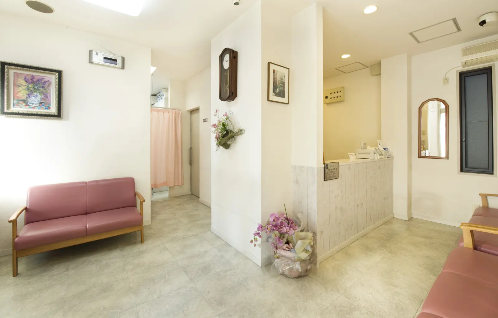 マリ皮フ科クリニックの待合室と受付