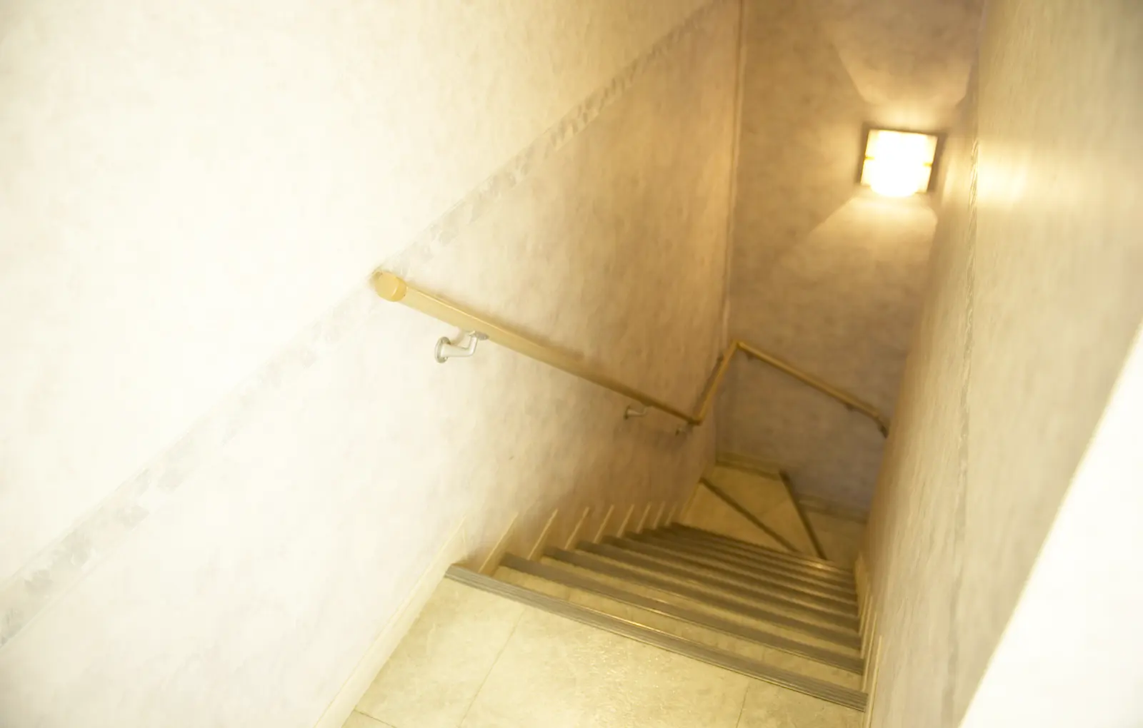 マリ皮フ科クリニック館内の階段