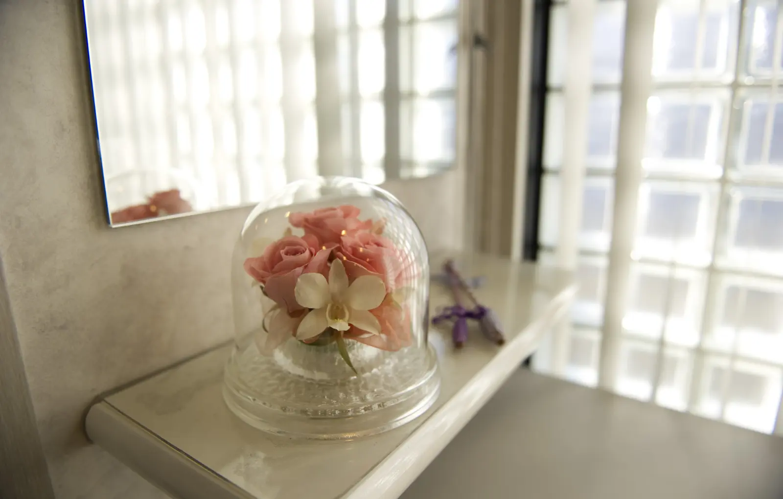 クリニック内に飾られた花のインテリア