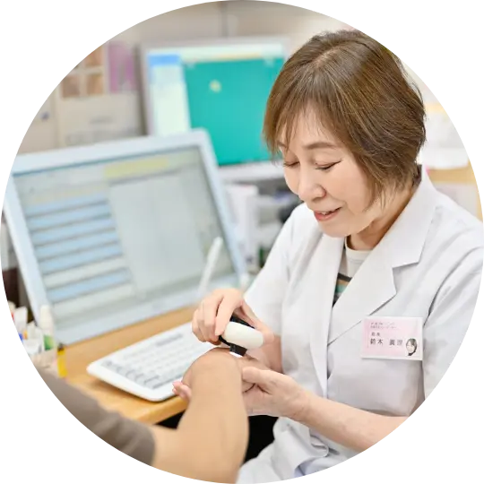 医師による皮膚の診察の様子