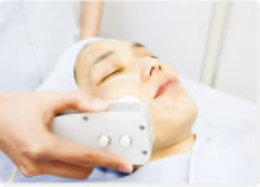 エレクトロポレーション・メソテラピーの施術の様子1